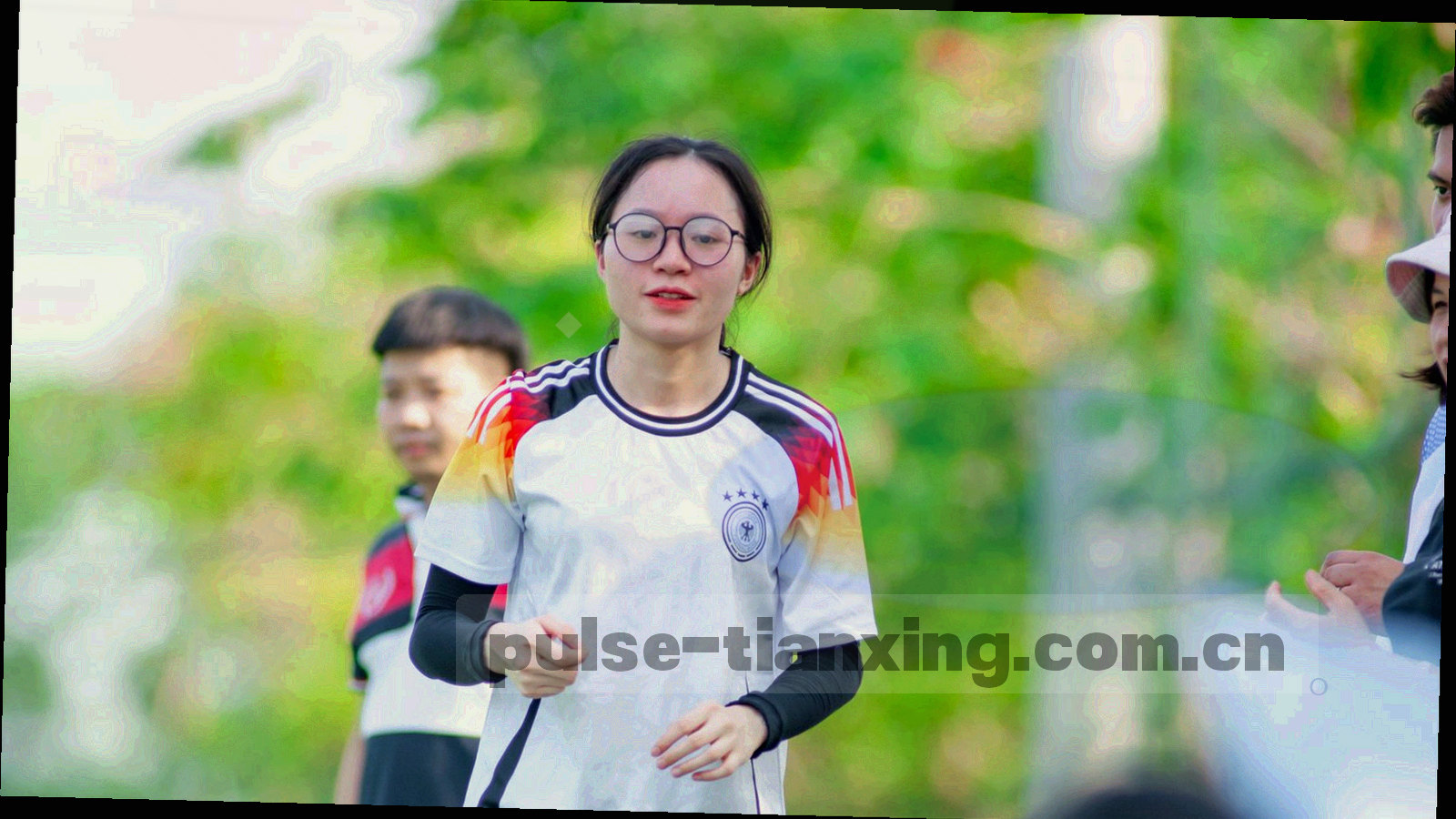 体育场夜间灯光亮起，看台人声沸腾